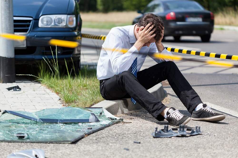 Uninsured driver in panic due to car accident in the highway.